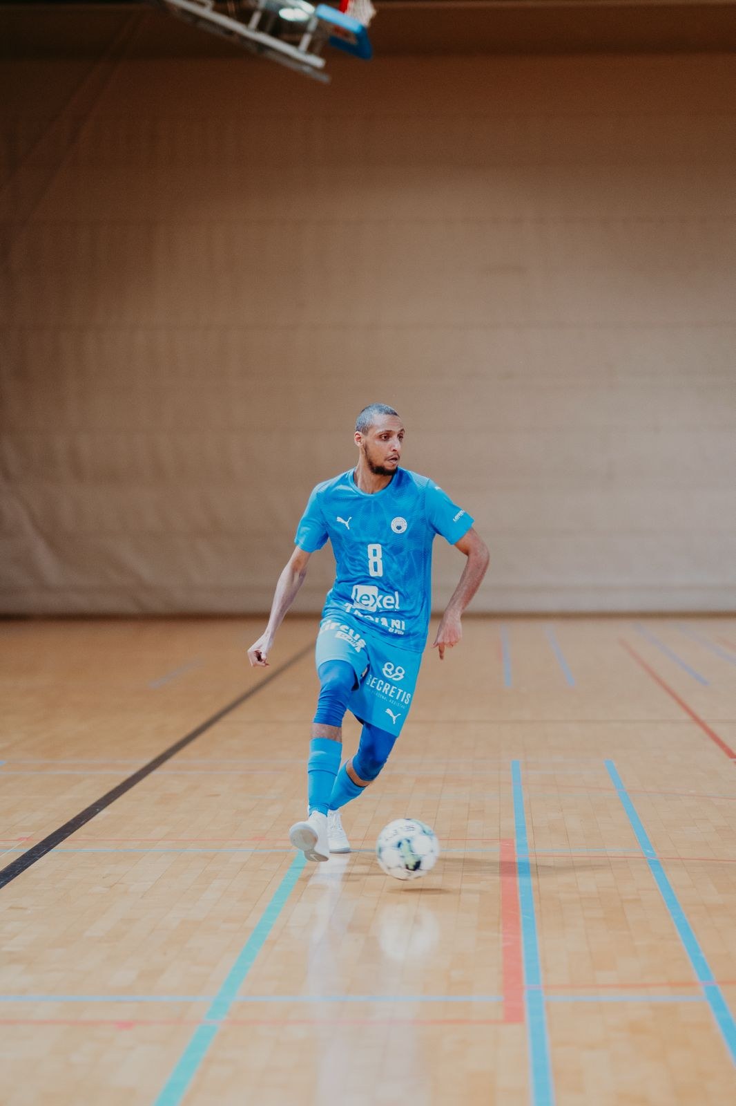 Adnane, numéro 8, sur le parquet